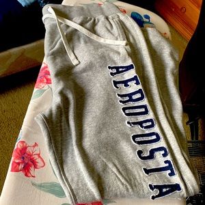 I’m selling gray sweatpants size xtra large